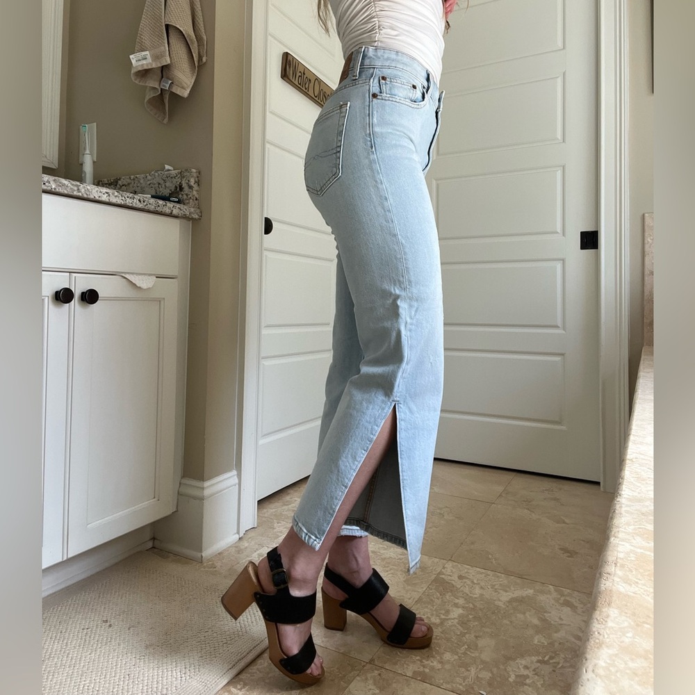 Lucky Brand Light Wash Jeans - Picture 4 of 10